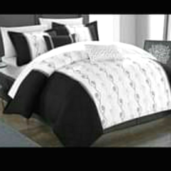Other - Queen comforter set